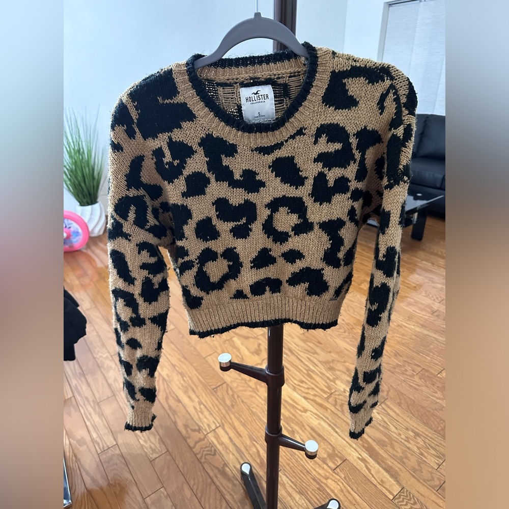 Hollister cropped sweater. Size small.